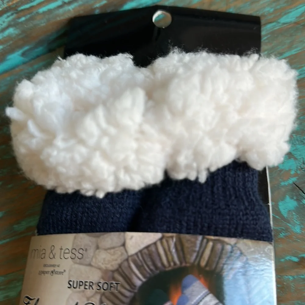 New Mia & Tess The Paper Store Exclusive Cozy Cabin Thermal Slipper Socks